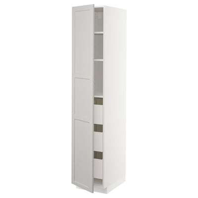 Et hvidt METOD køkkenskab. Den er høj, rektangulær, med en dør åben, der afslører hylder og skuffer indeni. Designet er minimalistisk og moderne.