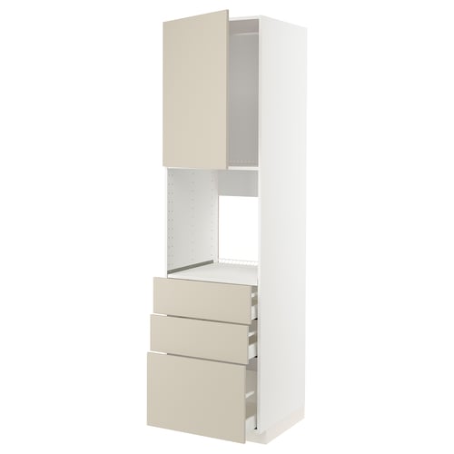 Et højt, hvidt køkkenskab med beige skuffer. Den har et slankt, moderne design med tre skuffer og en hængseldør i toppen.