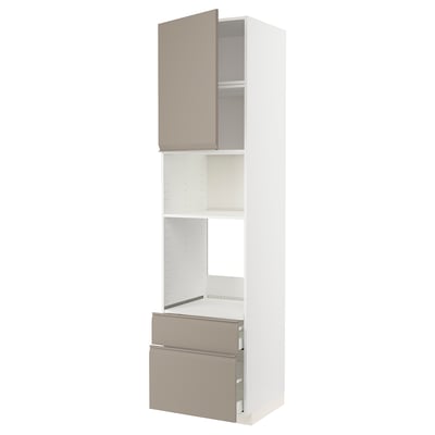 Et hvidt og beige METOD køkkenskab med et moderne design. Det er et højskab, en åben reol og skuffer med integreret greb.