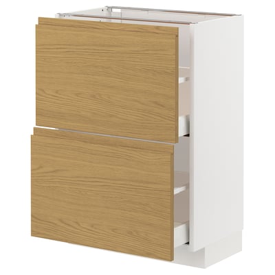 Et hvidt METOD køkkenskab med skuffer i egetræsfinish og et minimalistisk design.