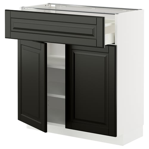 Et hvidt METOD køkkenskab med sorte bodbyn låger og skuffefronter, med et slankt moderne design med fasede kanter.