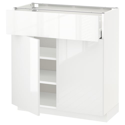 Dette billede viser et hvidt METOD køkkenskab med blanke låger og en åben hylde.
