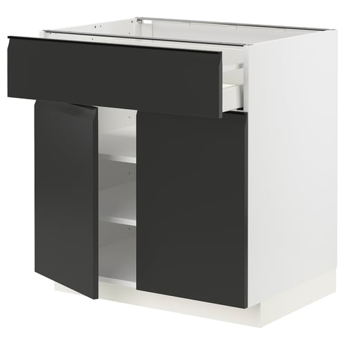 Moderne sort/hvidt køkkenskab med et slankt, minimalistisk design og integreret greb.