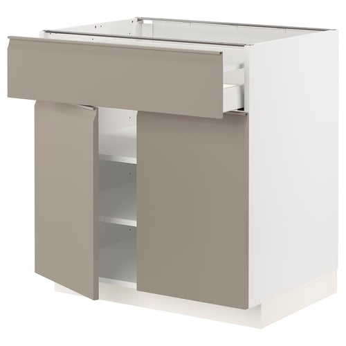 Et hvidt og beige køkkenskab fra METOD-systemet. Den har en skuffe og to låger med et moderne design og integrerede greb.