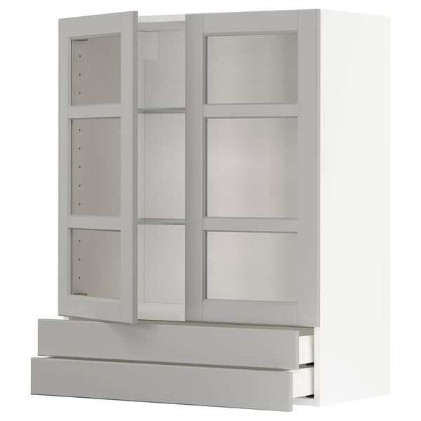 Hvid ikea METOD køkkenenhed med glaslåger og skuffer.