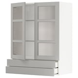 Hvid ikea METOD køkkenenhed med glaslåger og skuffer.