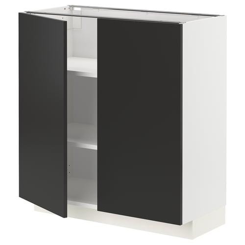 Et moderne hvidt og sort METOD-skab med to sorte låger åbne, der afslører hvide justerbare hylder indeni. Designet er slankt og moderne.