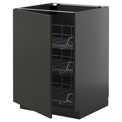 Et sort ikea METOD køkkenskab i et moderne design. Skabet er højt med flere trådhylder.