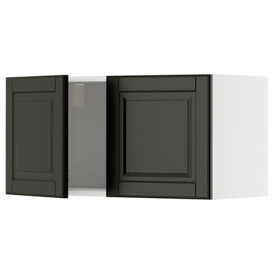 Sorte køkkenskabslåger med skrå kanter og moderne design.