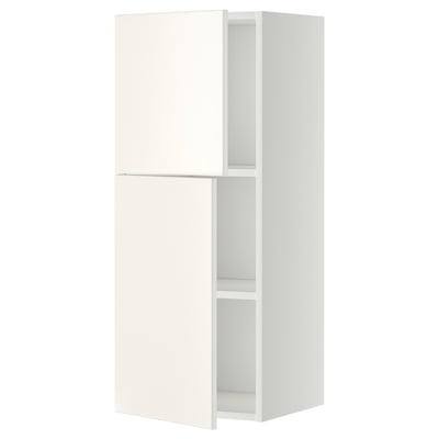 Et hvidt METOD køkkenvægskab med en dør åben, der afslører en justerbar hylde indeni. Den har et slankt, moderne design.