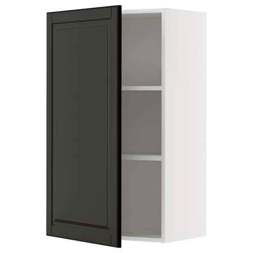 Et moderne METOD køkkenskab i hvid med sort låge, med et slankt og minimalistisk design.