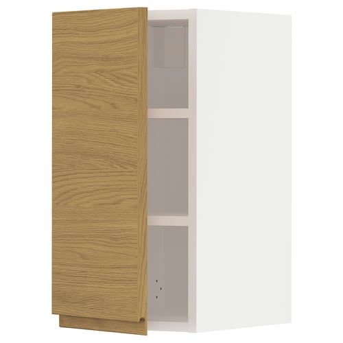 Et træskab med en lys egetræsfinish og minimalistisk design. Den har tre tomme rum og er en del af METOD køkkensystemet.
