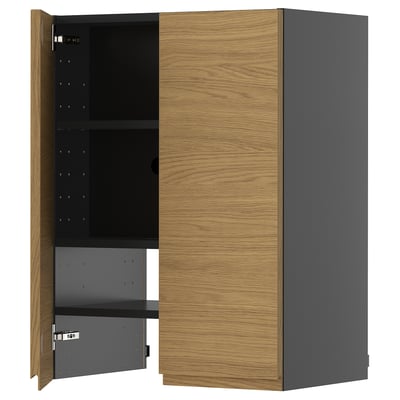 Et moderne køkkenskab, kaldet METOD, med låger i egetræsmønster og grå sider, med et minimalistisk design med integrerede greb.