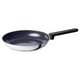 Mulighed: En MIDDAGSMAT stegepande med sort hank og mørk non-stick overflade. Det er en krop i rustfrit stål og en flad, rund form.