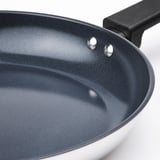 Nærbillede af MIDDAGSMAT stegepander af høj kvalitet, non-stick interiør og behageligt håndtag.