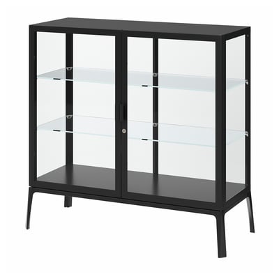 Sort MILSBO vitrineskab med justerbare hylder. Moderne og slankt design til sikker fremvisning af genstande.