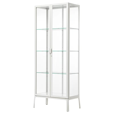 MILSBO vitrineskab i hvid. Minimalistisk, slankt design med justerbare glashylder. Bruges til visning eller sikker opbevaring.