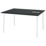 Et MITTZON konferencebord, sort med hvide ben, rektangulært, moderne design.