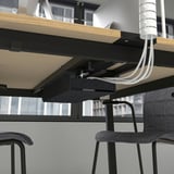 Konferencebord i træ med kabelstyringssystem, organiserede hvide kabler, forretningsdesign med kroge.