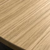 Glat, lys bordplade i egetræ med synlig årefinish.