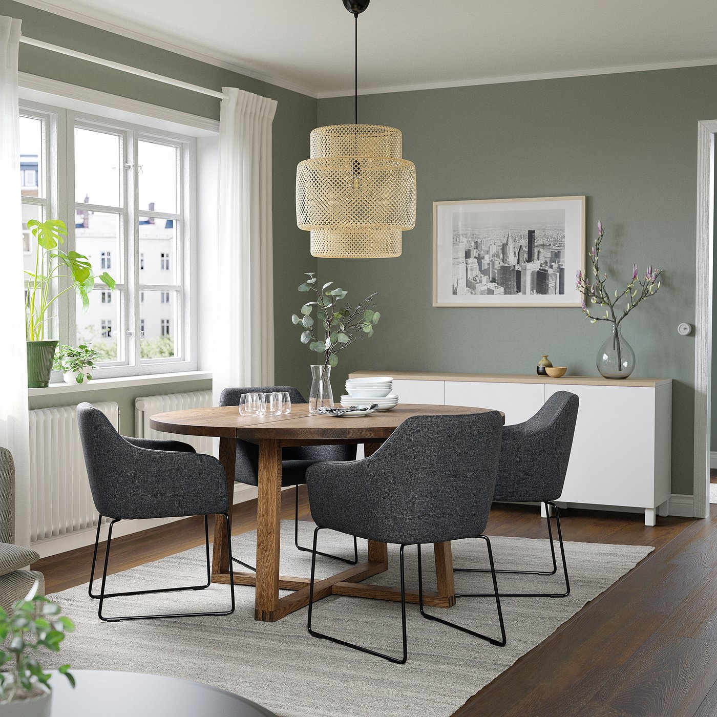 Møbelmontering MÖRBYLÅNGA / TOSSBERG Bord og 4 stole, egetræsfiner brun bejdse/Gunnared mørkegrå sort, 145 cm | Billig & Hurtig i København