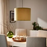 Hyggelig spisestue med MOLNSKIKT lampe, beige stole, grøn vase, karaffel, varmt lys.