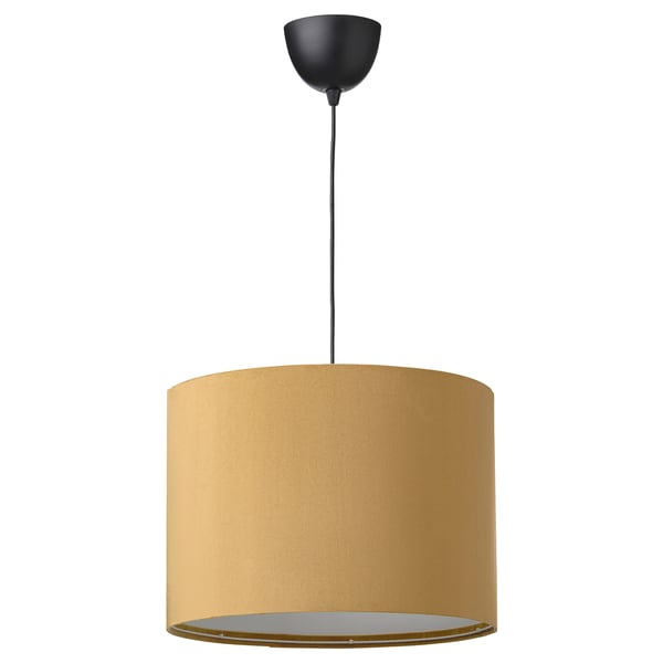 Gylden lampeskærm hænger fra sort loftkop. Moderne, cylindrisk design med blød stofbelægning.