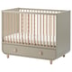 Beige MYLLRA barneseng med enkelt skuffe og let madras.