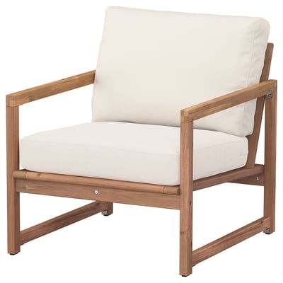 NÄMMARÖ loungestolen er lys beige med stel i akacietræ med et slankt, moderne design og komfortable hynder.