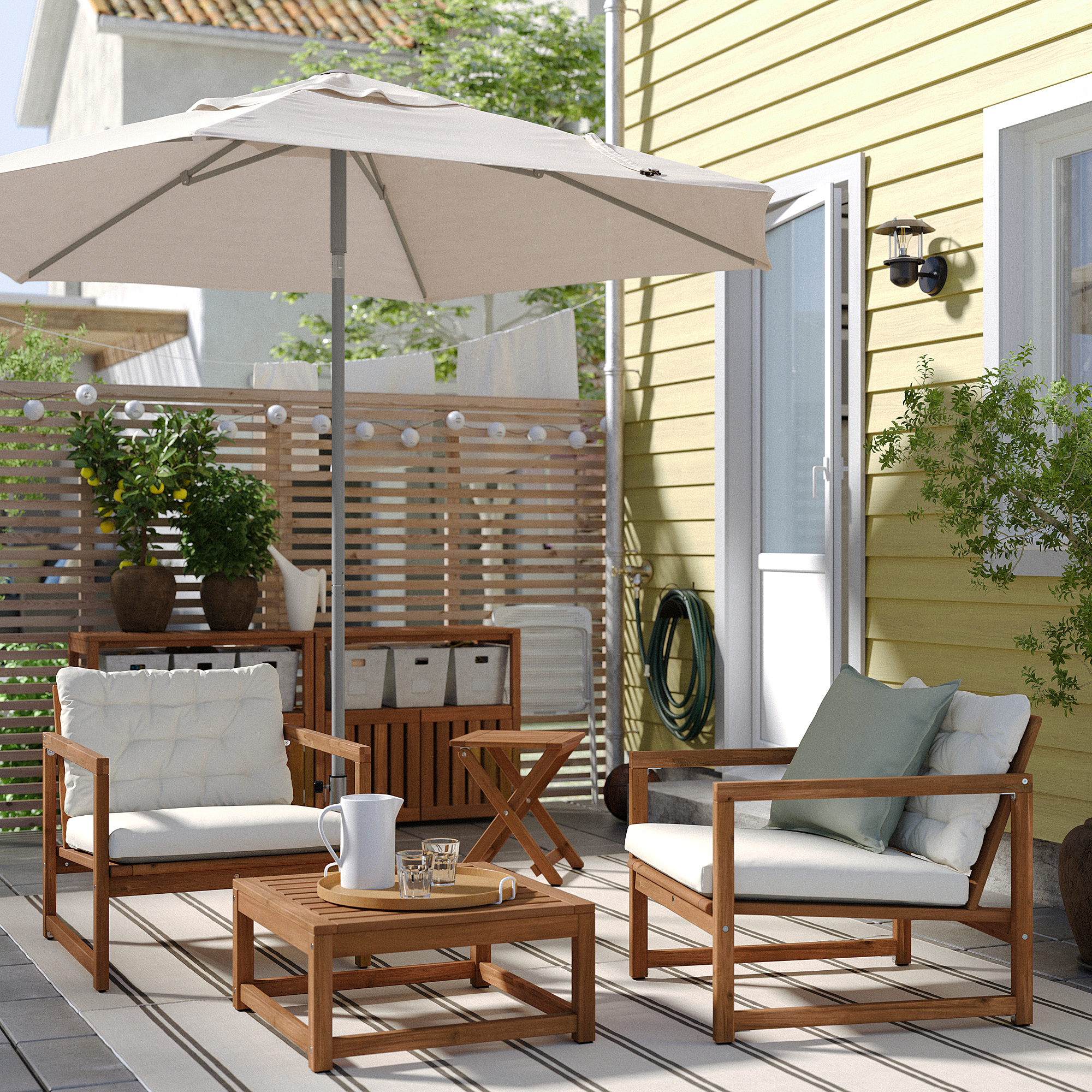 Havemøbelsæt med beige hynder, træstel og beige parasol.