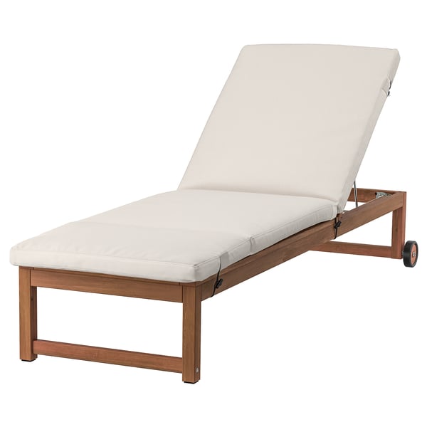 Ikeas nammaro hvid loungeseng med hjul, beige pude.