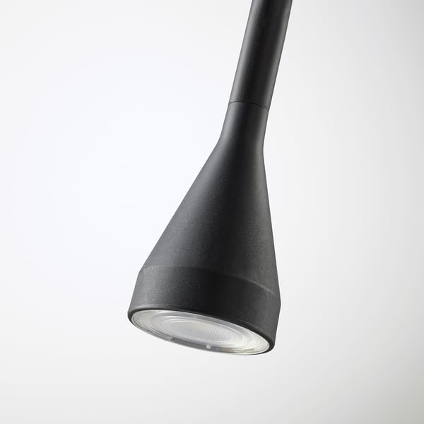 En moderne sort lampe med justerbar hals, der giver fokuseret, blændfrit lys.