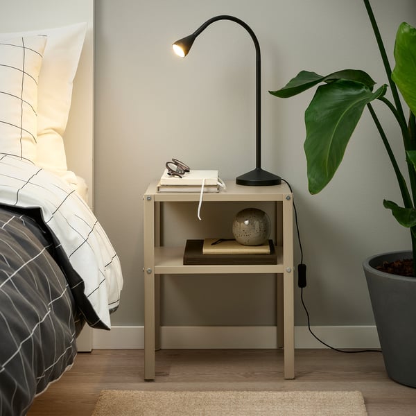Lille NÄVLINGE sort lampe på natbordshylde, oplyser læseområde, moderne design.