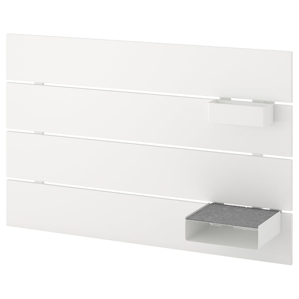 NORDLI hvid sengegavl med hylde og grå opbevaringsboks.
