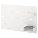 NORDLI hvid sengegavl med hylde og grå opbevaringsboks.