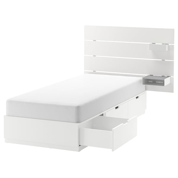 Minimalistisk hvid seng med 3 skuffer og sengegavl hylde. Moderne, rent design med opbevaring.