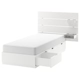 Minimalistisk hvid seng med 3 skuffer og sengegavl hylde. Moderne, rent design med opbevaring.