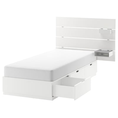 Minimalistisk hvid seng med 3 skuffer og sengegavl hylde. Moderne, rent design med opbevaring.