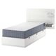 Mulighed: NORDLI seng: slank hvid med blå madras, integreret opbevaring, moderne design.
