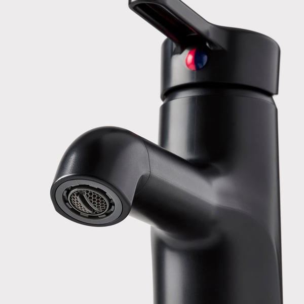 Sort moderne vandhane med slankt design, røde og blå indikatorer og belufter for vandeffektivitet.