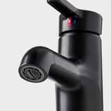 Sort moderne vandhane med slankt design, røde og blå indikatorer og belufter for vandeffektivitet.