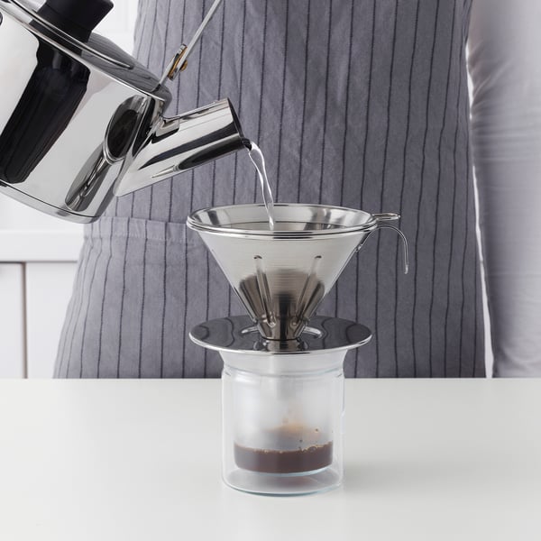 Hæld vand gennem kaffefilteret i kanden.