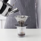 Hæld vand gennem kaffefilteret i kanden.