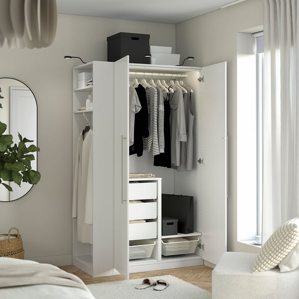 Moderne garderobe med hængende tøj, justerbar belysning og hylder, organiseret til opbevaring og nem adgang.