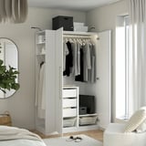 Moderne garderobe med hængende tøj, justerbar belysning og hylder, organiseret til opbevaring og nem adgang.