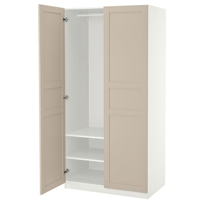 Et hvidt IKEA PAX garderobeskab med beige låger, der kan åbnes for at afsløre indvendige hylder og en bøjlestang.