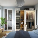 Moderne garderobe med åben/lukket opbevaring, hylder, hængeplads, lys og organiseret tøj, sko, tilbehør.