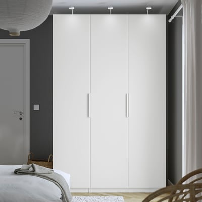 Moderne hvid PAX garderobe med rene linjer, soft-close hængsler, justerbare fødder og en struktureret vævet kurv i bunden.