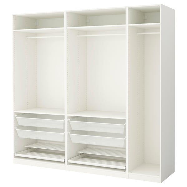 Hvid PAX modulgarderobe med hylder og kurve.