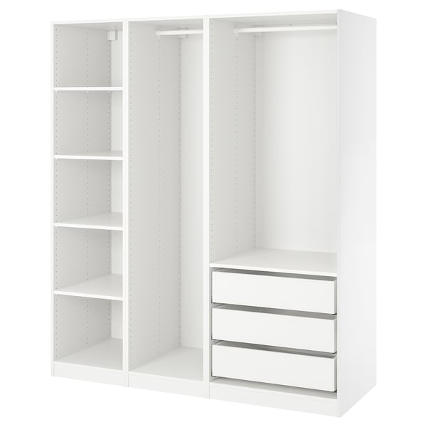 Et hvidt IKEA PAX garderobeskab med åbne hylder og skuffer. Dens slanke, minimalistiske og justerbare interiør.